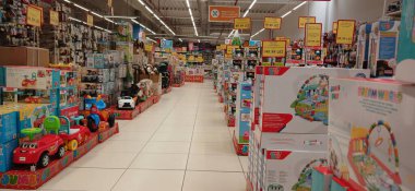 Ürünleri, fiyat tabelaları ve indirimli teklifleri olan büyük mağazalar. Stoklanmış ürünlerle dolu Jumbo süpermarket koridoru