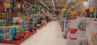 Ürünleri, fiyat tabelaları ve indirimli teklifleri olan büyük mağazalar. Stoklanmış ürünlerle dolu Jumbo süpermarket koridoru