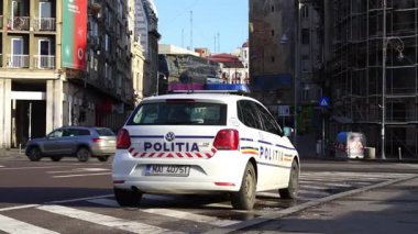 Bükreş 'teki trafik sıkışıklığında Romen polis arabası. Emniyet arabalı bir trafik kazası.