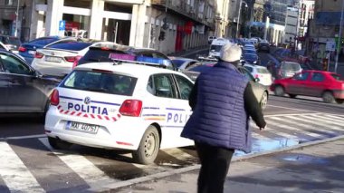Bükreş 'teki trafik sıkışıklığında Romen polis arabası. Emniyet arabalı bir trafik kazası.