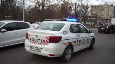 Bükreş 'teki trafik sıkışıklığında Romen polis arabası. Emniyet arabalı bir trafik kazası.