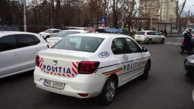 Bükreş 'teki trafik sıkışıklığında Romen polis arabası. Emniyet arabalı bir trafik kazası.