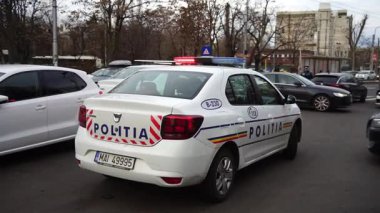 Bükreş 'teki trafik sıkışıklığında Romen polis arabası. Emniyet arabalı bir trafik kazası.