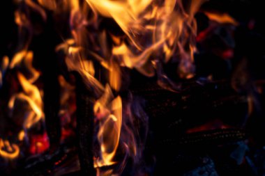 Kızgın mangal ızgarası, yanan ateş ve açık hava pikniği pişirmek için duman.