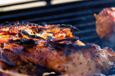 Domuz pirzolası, biftek, ızgarada sosis dumanlı ızgara
