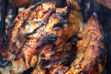 Domuz pirzolası, biftek, ızgarada sosis dumanlı ızgara