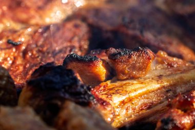 Domuz pirzolası, biftek, ızgarada sosis dumanlı ızgara