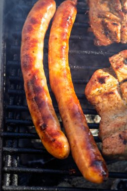 Domuz pirzolası, biftek, ızgarada sosis dumanlı ızgara