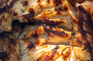 Domuz pirzolası, biftek, ızgarada sosis dumanlı ızgara