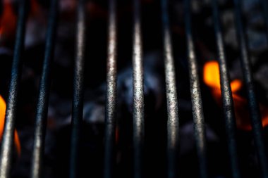 Barbekü ızgarası, yanan odun ve ateş alevleri. Parlak alevli boş kömür ızgarası.