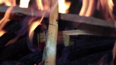 Barbekü ızgarasında odun yakmak. Alevler, yoğun sıcaklık ve parlak kıvılcımlar.