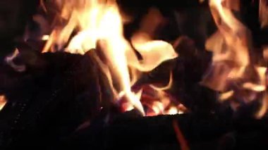 Barbekü ızgarasında odun yakmak. Alevler, yoğun sıcaklık ve parlak kıvılcımlar.