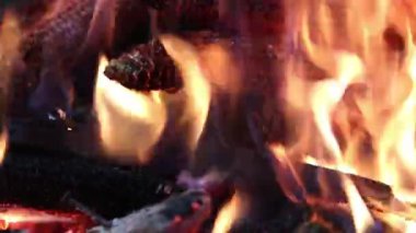 Barbekü ızgarasında odun yakmak. Alevler, yoğun sıcaklık ve parlak kıvılcımlar.