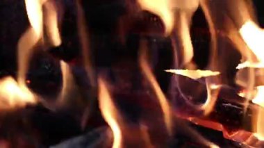 Barbekü ızgarasında odun yakmak. Alevler, yoğun sıcaklık ve parlak kıvılcımlar.