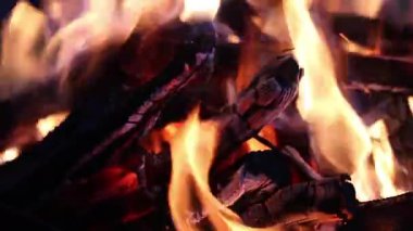 Barbekü ızgarasında odun yakmak. Alevler, yoğun sıcaklık ve parlak kıvılcımlar.