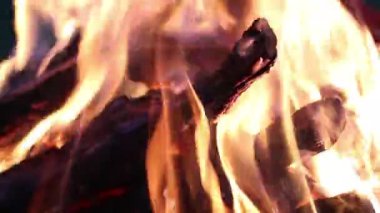 Barbekü ızgarasında odun yakmak. Alevler, yoğun sıcaklık ve parlak kıvılcımlar.
