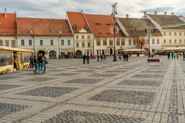 Eski Sibiu Romanya 'nın ortaçağ sokaklarında yaz seyahatleri sırasında dolaşan insanlar
