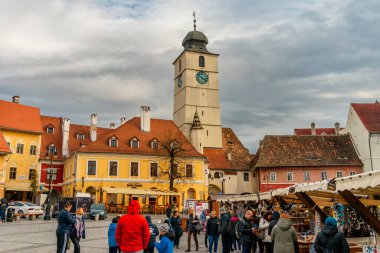 Eski Sibiu Romanya 'nın ortaçağ sokaklarında yaz seyahatleri sırasında dolaşan insanlar