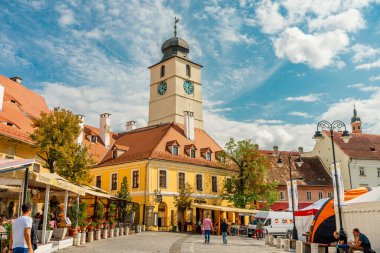 Eski Sibiu Romanya 'nın ortaçağ sokaklarında yaz seyahatleri sırasında dolaşan insanlar
