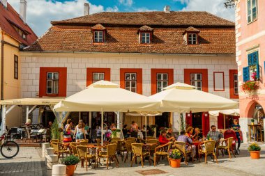 Eski Sibiu Romanya 'nın ortaçağ sokaklarında yaz seyahatleri sırasında dolaşan insanlar
