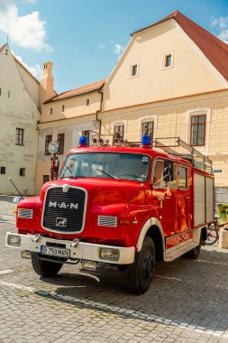 Eski Sibiu Romanya 'nın ortaçağ sokaklarında yaz seyahatleri sırasında dolaşan insanlar