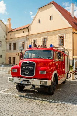 Eski Sibiu Romanya 'nın ortaçağ sokaklarında yaz seyahatleri sırasında dolaşan insanlar