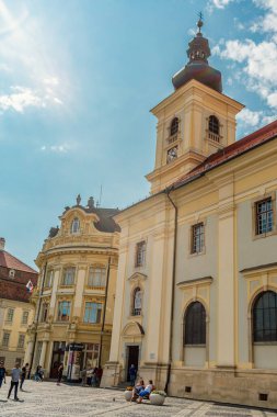 Eski Sibiu Romanya 'nın ortaçağ sokaklarında yaz seyahatleri sırasında dolaşan insanlar