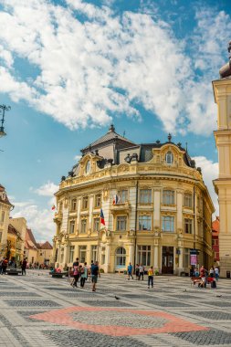Eski Sibiu Romanya 'nın ortaçağ sokaklarında yaz seyahatleri sırasında dolaşan insanlar