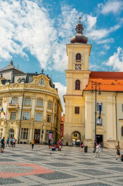 Eski Sibiu Romanya 'nın ortaçağ sokaklarında yaz seyahatleri sırasında dolaşan insanlar