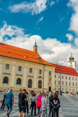 Eski Sibiu Romanya 'nın ortaçağ sokaklarında yaz seyahatleri sırasında dolaşan insanlar