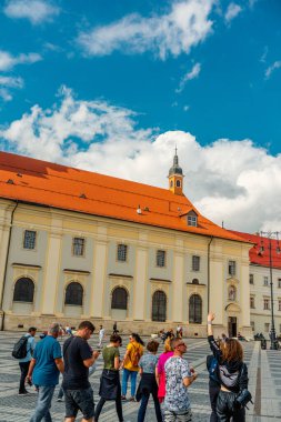 Eski Sibiu Romanya 'nın ortaçağ sokaklarında yaz seyahatleri sırasında dolaşan insanlar