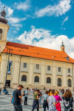 Eski Sibiu Romanya 'nın ortaçağ sokaklarında yaz seyahatleri sırasında dolaşan insanlar