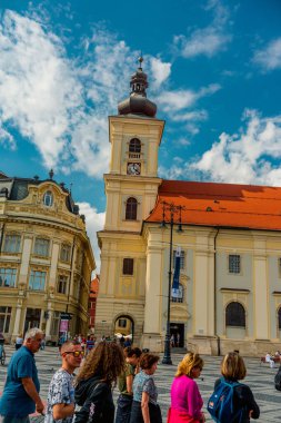 Eski Sibiu Romanya 'nın ortaçağ sokaklarında yaz seyahatleri sırasında dolaşan insanlar