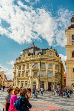 Eski Sibiu Romanya 'nın ortaçağ sokaklarında yaz seyahatleri sırasında dolaşan insanlar