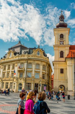 Eski Sibiu Romanya 'nın ortaçağ sokaklarında yaz seyahatleri sırasında dolaşan insanlar