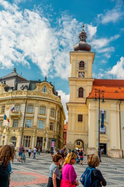 Eski Sibiu Romanya 'nın ortaçağ sokaklarında yaz seyahatleri sırasında dolaşan insanlar