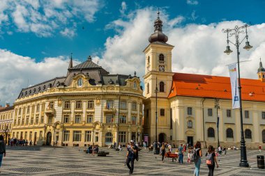 Eski Sibiu Romanya 'nın ortaçağ sokaklarında yaz seyahatleri sırasında dolaşan insanlar