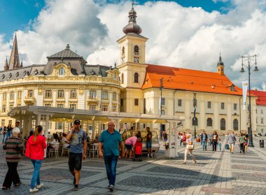 Eski Sibiu Romanya 'nın ortaçağ sokaklarında yaz seyahatleri sırasında dolaşan insanlar