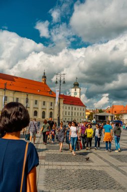 Eski Sibiu Romanya 'nın ortaçağ sokaklarında yaz seyahatleri sırasında dolaşan insanlar