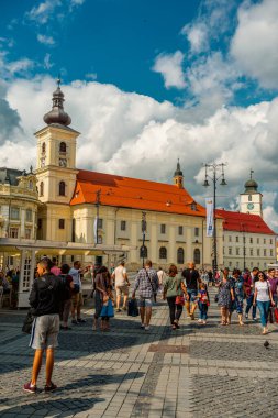 Eski Sibiu Romanya 'nın ortaçağ sokaklarında yaz seyahatleri sırasında dolaşan insanlar