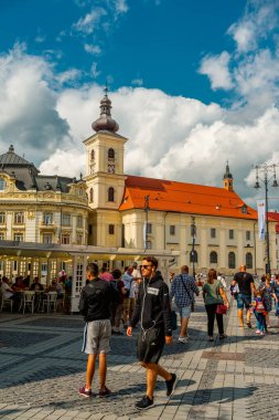 Eski Sibiu Romanya 'nın ortaçağ sokaklarında yaz seyahatleri sırasında dolaşan insanlar