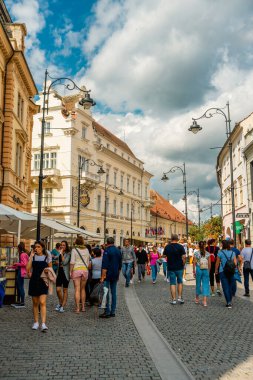 Eski Sibiu Romanya 'nın ortaçağ sokaklarında yaz seyahatleri sırasında dolaşan insanlar