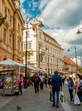 Eski Sibiu Romanya 'nın ortaçağ sokaklarında yaz seyahatleri sırasında dolaşan insanlar