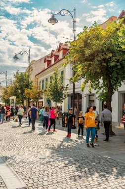 Eski Sibiu Romanya 'nın ortaçağ sokaklarında yaz seyahatleri sırasında dolaşan insanlar