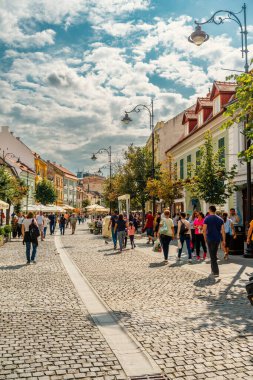 Eski Sibiu Romanya 'nın ortaçağ sokaklarında yaz seyahatleri sırasında dolaşan insanlar