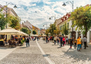 Eski Sibiu Romanya 'nın ortaçağ sokaklarında yaz seyahatleri sırasında dolaşan insanlar