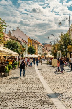 Eski Sibiu Romanya 'nın ortaçağ sokaklarında yaz seyahatleri sırasında dolaşan insanlar