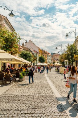 Eski Sibiu Romanya 'nın ortaçağ sokaklarında yaz seyahatleri sırasında dolaşan insanlar