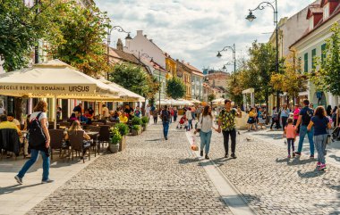 Eski Sibiu Romanya 'nın ortaçağ sokaklarında yaz seyahatleri sırasında dolaşan insanlar