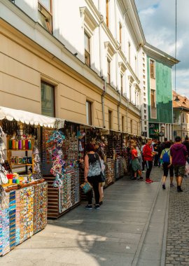 Eski Sibiu Romanya 'nın ortaçağ sokaklarında yaz seyahatleri sırasında dolaşan insanlar